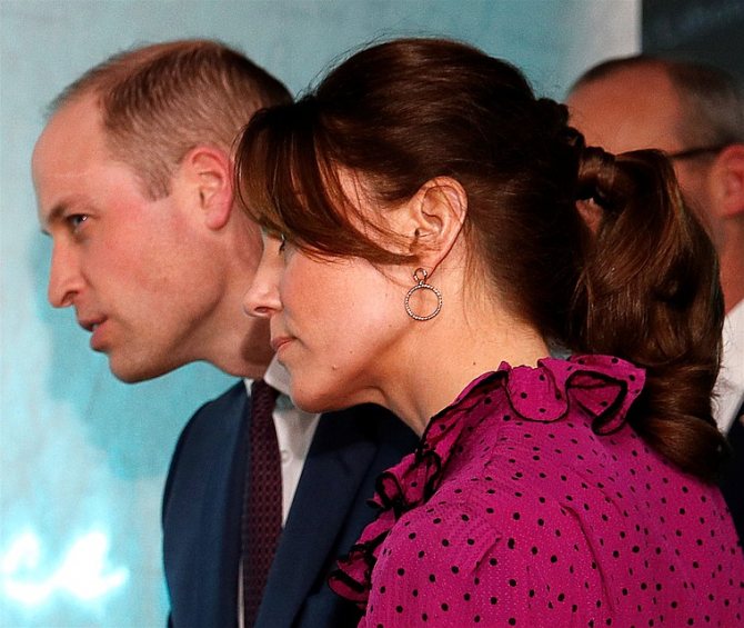 А к нему надела сережки-колечки из бюджетного магазина украшений Accessorize за пять фунтов (431 рубль). Фото: REUTERS