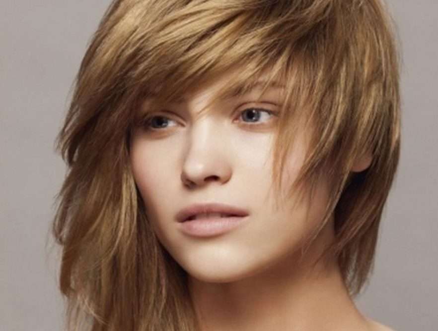 Челка на бок – челка на бок на длинные, средние, которкие волосы. Стрижки, прически с челкой на бок. Как уложить челку на бок?