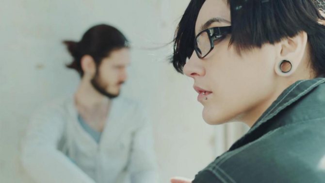 Девушка ругается на своего парня