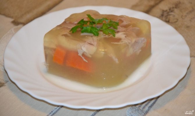 Холодец из курицы, приготовленный с добавлением желатина.