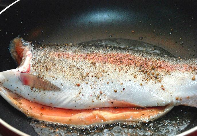 Как пожарить форель