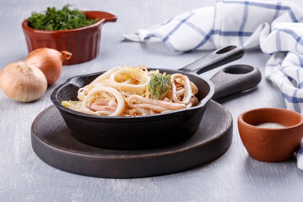 Кальмары жаренные с луком
