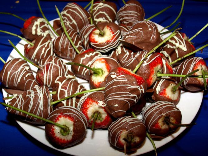 Клубника - лучшая ягода к шампанскому