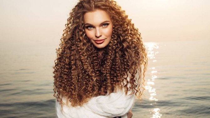 Кудри-пружинки: как заполучить самую стильную прическу