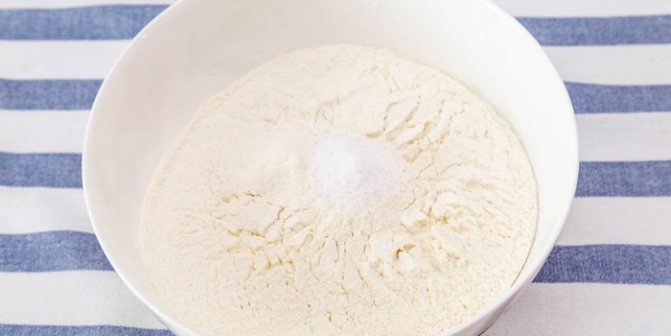 Мука в миске