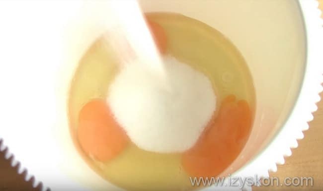 смешиваем яйца и сахар