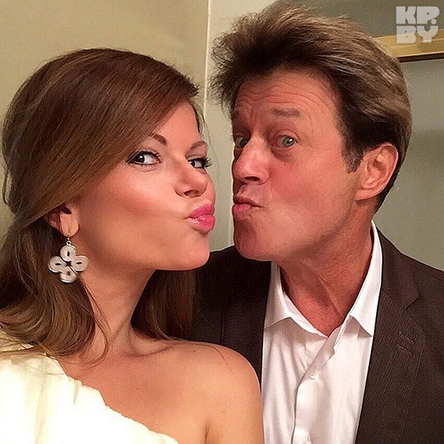 Валерий Дайнеко с дочкой Яной, которая приехала на свадьбу сестры. Фото: личный архив.