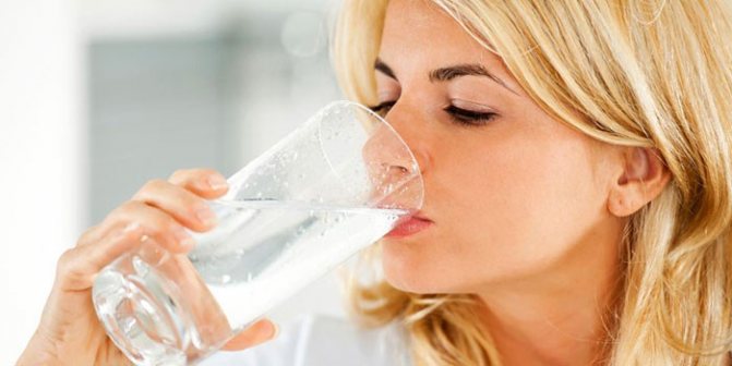 Женщина пьет воду